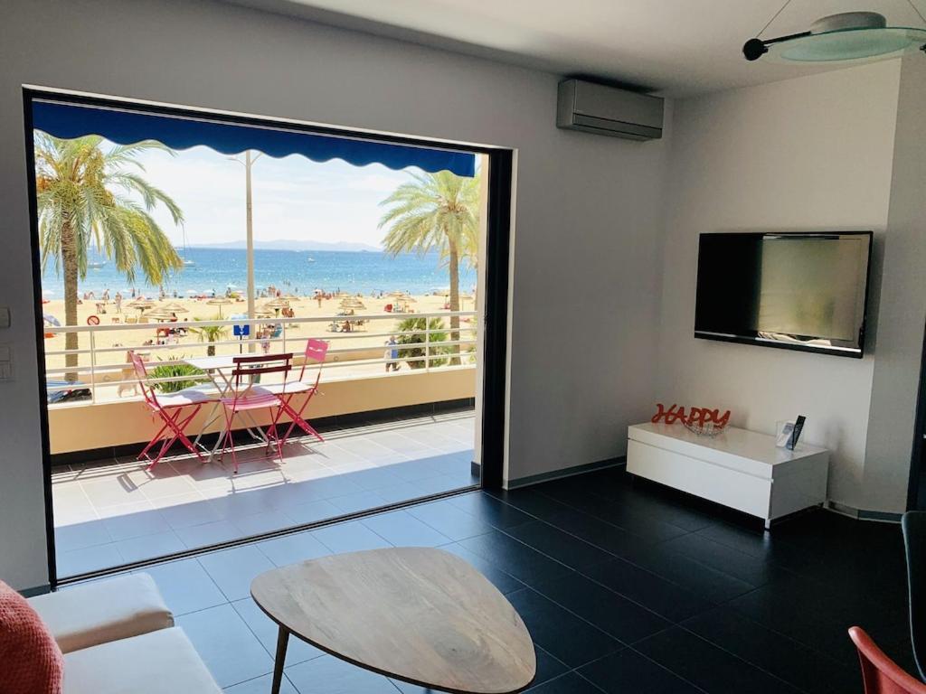 T2 Panoramic Seaview: Beachfront Comfort for Two Le Lavandou Exterior photo
