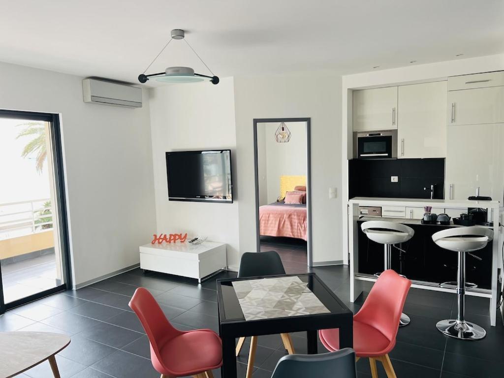 T2 Panoramic Seaview: Beachfront Comfort for Two Le Lavandou Exterior photo