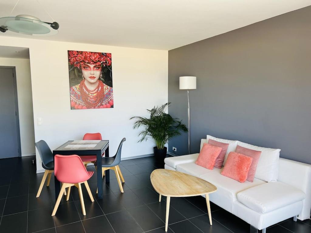 T2 Panoramic Seaview: Beachfront Comfort for Two Le Lavandou Exterior photo