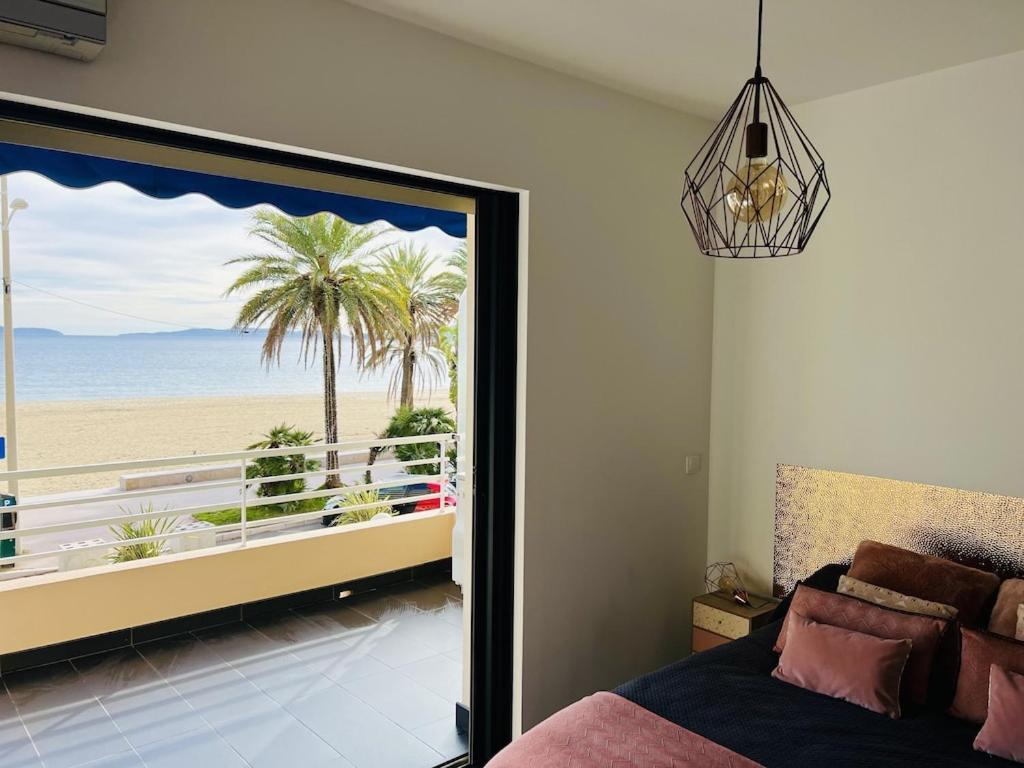 T2 Panoramic Seaview: Beachfront Comfort for Two Le Lavandou Exterior photo