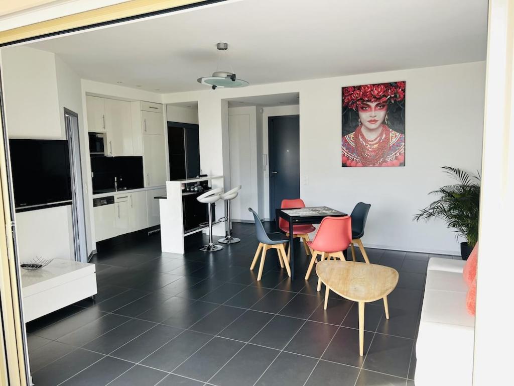 T2 Panoramic Seaview: Beachfront Comfort for Two Le Lavandou Exterior photo