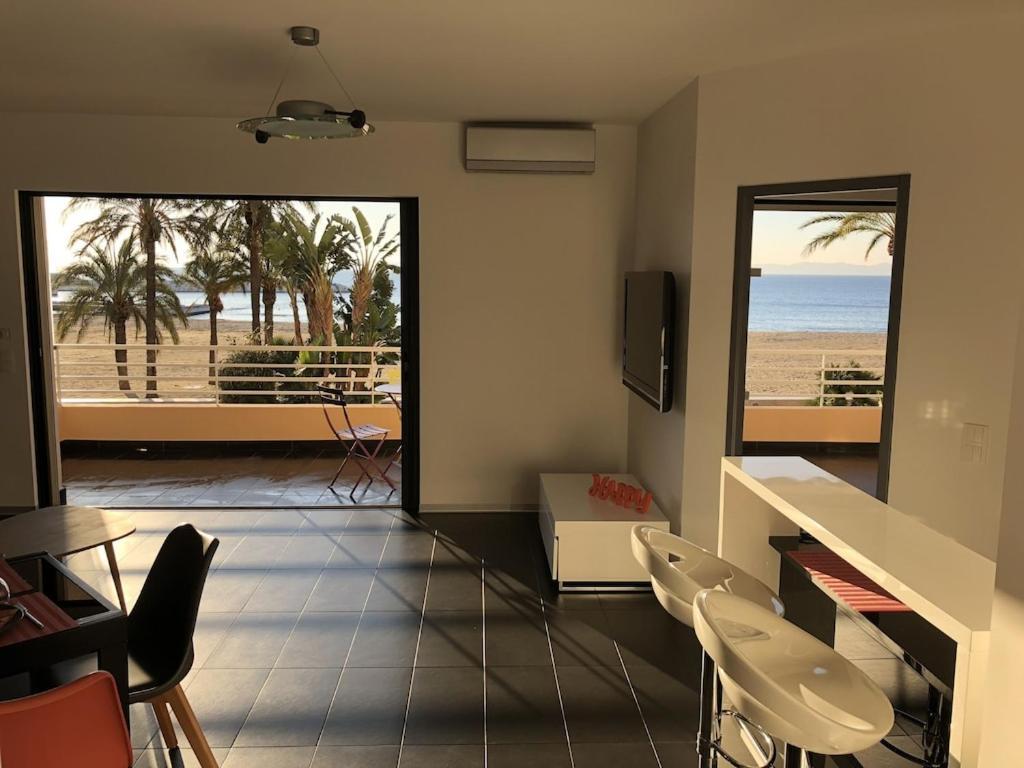 T2 Panoramic Seaview: Beachfront Comfort for Two Le Lavandou Exterior photo